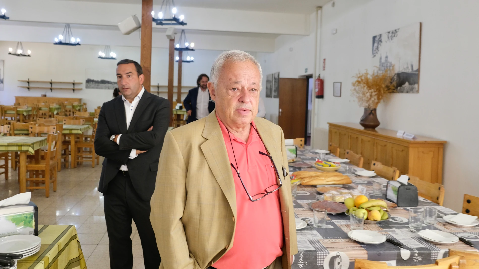 El consejero de Cultura, Turismo y Deporte, Gonzalo Santonja, visita las instalaciones del Complejo Deportivo y albergue juvenil de Llano Alto.