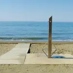 Una ducha situada en una playa de Rincón de la Victoria (Málaga)