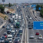 Numerosos vehículos en la salida de la A4, km 17, el primer día de la segunda operación salida del verano de 2022