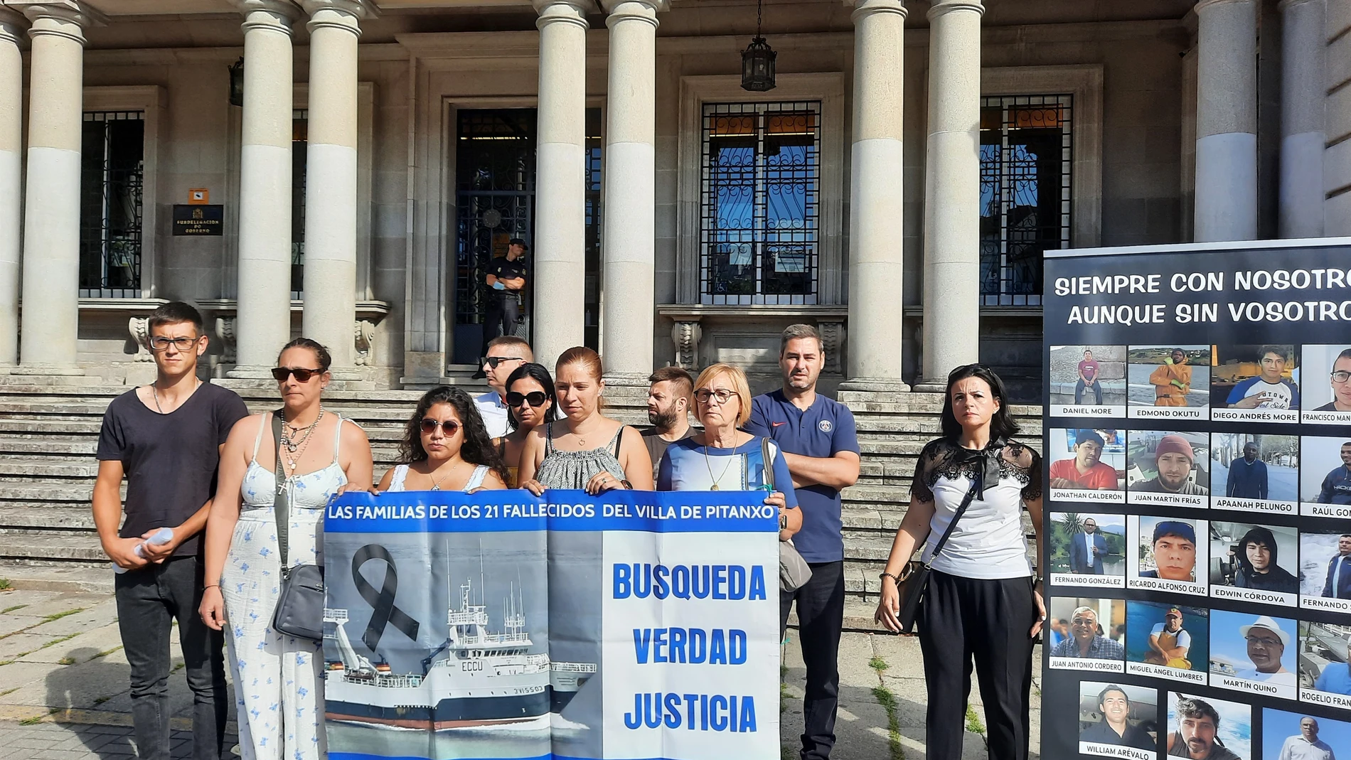 Familiares de víctimas del 'Villa de Pitanxo' se concentran ante la Subdelegación del Gobierno de Pontevedra el pasado 29 de julio