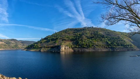 Vista panorámica al embalse de Belesar