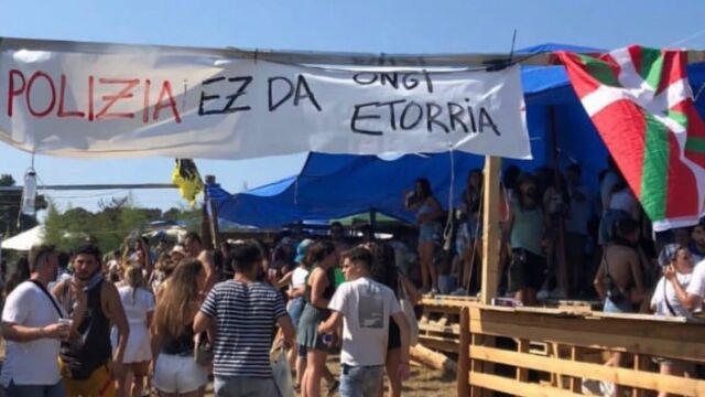 Fiestas de la paella en Getxo donde se puede leer un cartel con "policías fuera de aquí"