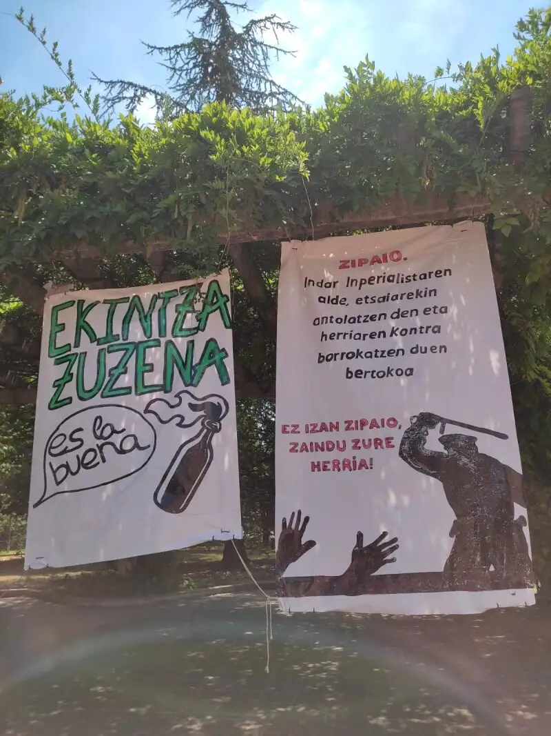 Pancartas en los municipios vascos contra la Ertzaintza