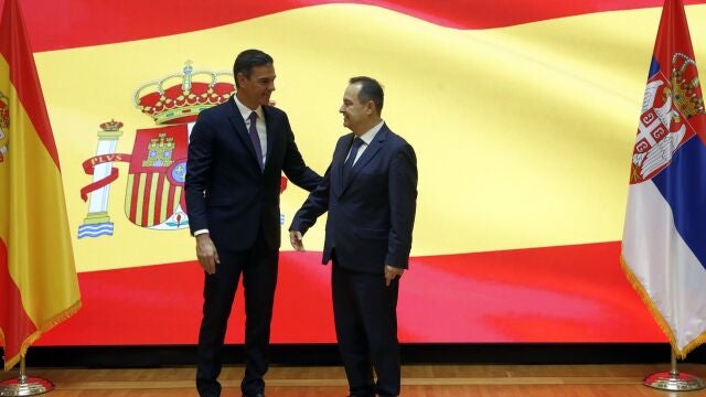 El presidente Sánchez es recibido por el presidente del Parlamento serbio, Ivica Dacic.