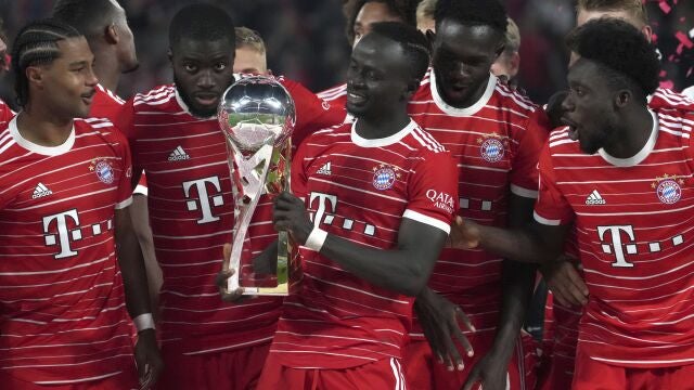 Sadio Mane, con el trofeo de la Supercopa en la mano