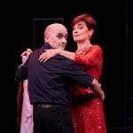 Pepe Viyuela (Tartufo) baila con Silvia Espigado (Elmira) en una escena del montaje