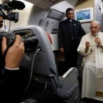 Francisco durante el vuelo de regreso con los periodistas