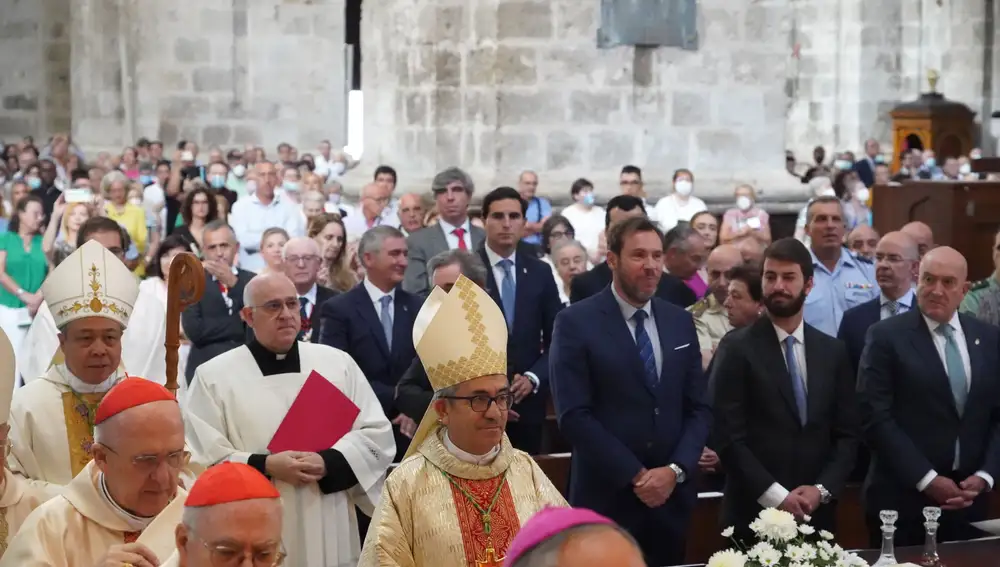 Óscar Puente, Juan García-Gallardo y Jesús Julio Carnero entre los asistentes en la Catedral a la toma de posesión de Luis Argüello como arzobispo de Valladolid