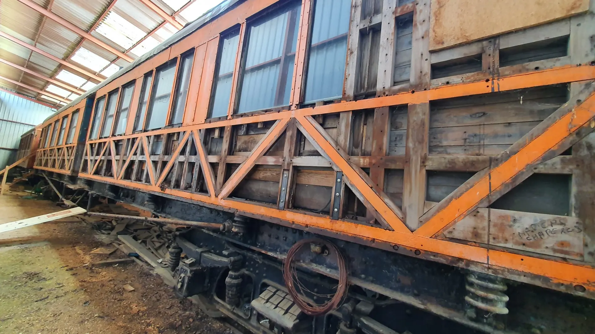 Exterior del vagón, en el que faltan por montar parte de los paneles laterales, en la nave de Almazán donde se guarda