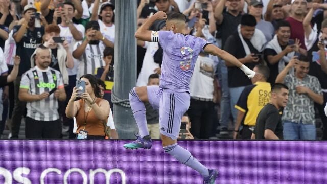 Benzema celebra el primer gol del Madrid ante la Juve