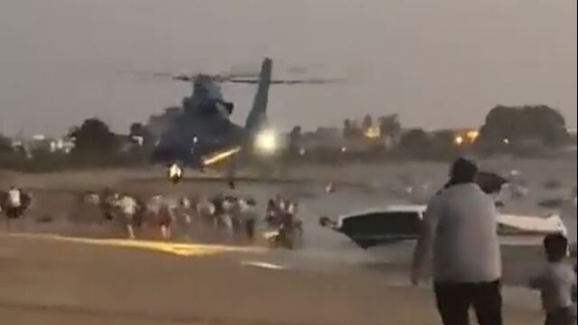 Imagen del helicóptero en Sanlúcar ahuyentando a la gente