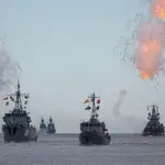 Buques de guerra rusos navegan durante un desfile que marca el Día de la Marina en Baltiysk, en la región de Kaliningrado