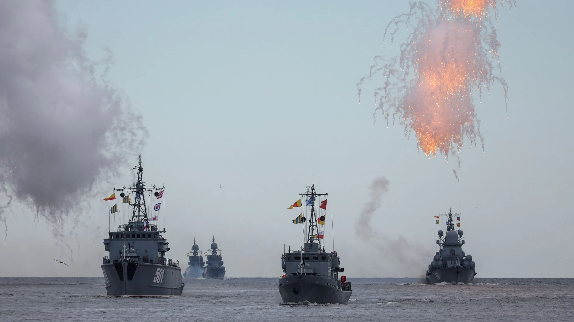 Buques de guerra rusos navegan durante un desfile que marca el Día de la Marina en Baltiysk, en la región de Kaliningrado