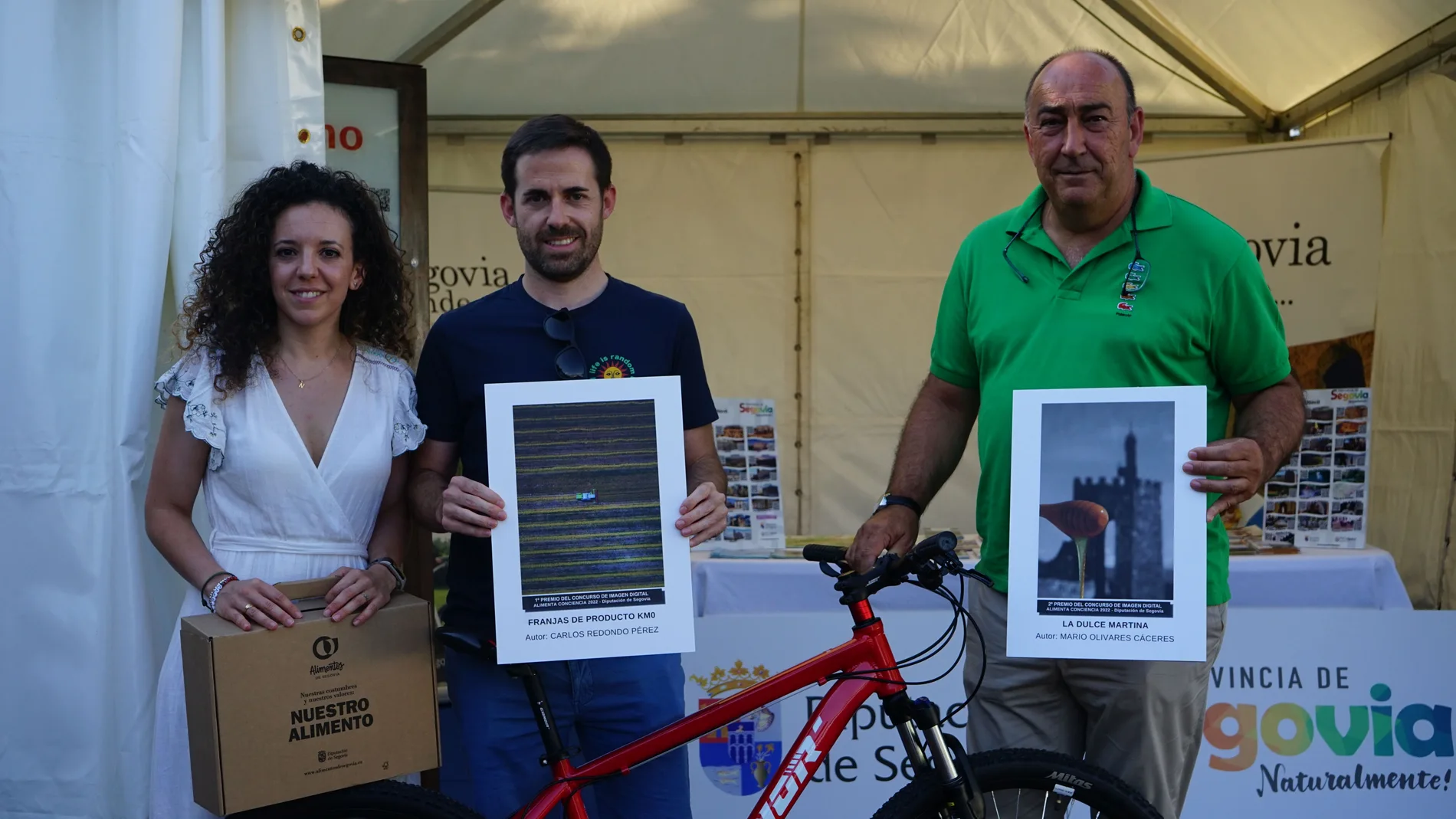 El presidente de la Diputación de Segovia, Miguel Ángel de Vicente, y la diputada Noemí Otero, entregan a Carlos Monzón el primer premio del concurso de fotografía digital