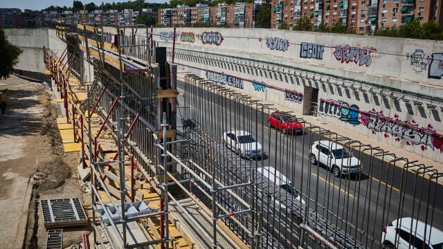 En la línea 07 «Infraestructuras» de los presupuestos se presupuesta un importe de 20.997.741 euros. La inversión más importante en esta línea son las obras de cubrición de la M-30 en el ámbito del Vicente Calderón, por 8.793.193 euros.