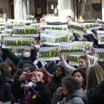 Varios manifestantes con pancartas que rezan 'Lèscola en català', en una huelga por la sentencia del 25% en castellano en la educación catalana, a 23 de marzo de 2022, en Girona, Cataluña (España). Sindicatos docentes y estudiantiles han convocado para el día de hoy una jornada de huelga con diversos actos en toda la región para protestar contra la sentencia del Tribunal Superior de Justicia de Catalunya (TSJC) que fija un 25% de castellano en la educación catalana. Las entidades exigen el reconocimiento del catalán como lengua vehicular y han criticado que "una vez más, el Estado español usa toda la maquinaria jurídica, heredera del franquismo, para reprimir y erradicar" la lengua. 23 MARZO 2022;HUELGA EDUCUCIÓN;ESTUDIANTES;BANDERA CATALANA;BANDERAS; Glòria Sánchez / Europa Press 23/03/2022