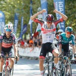 Juan Ayuso celebra su victoria en el circuito de Getxo