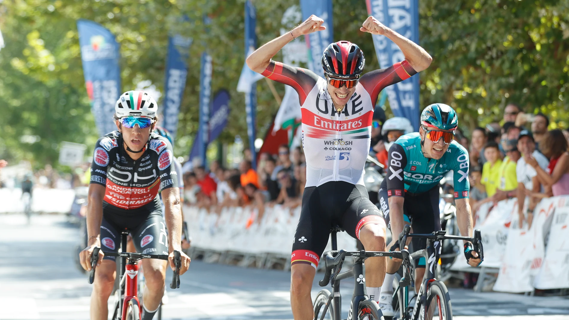 Juan Ayuso celebra su victoria en el circuito de Getxo