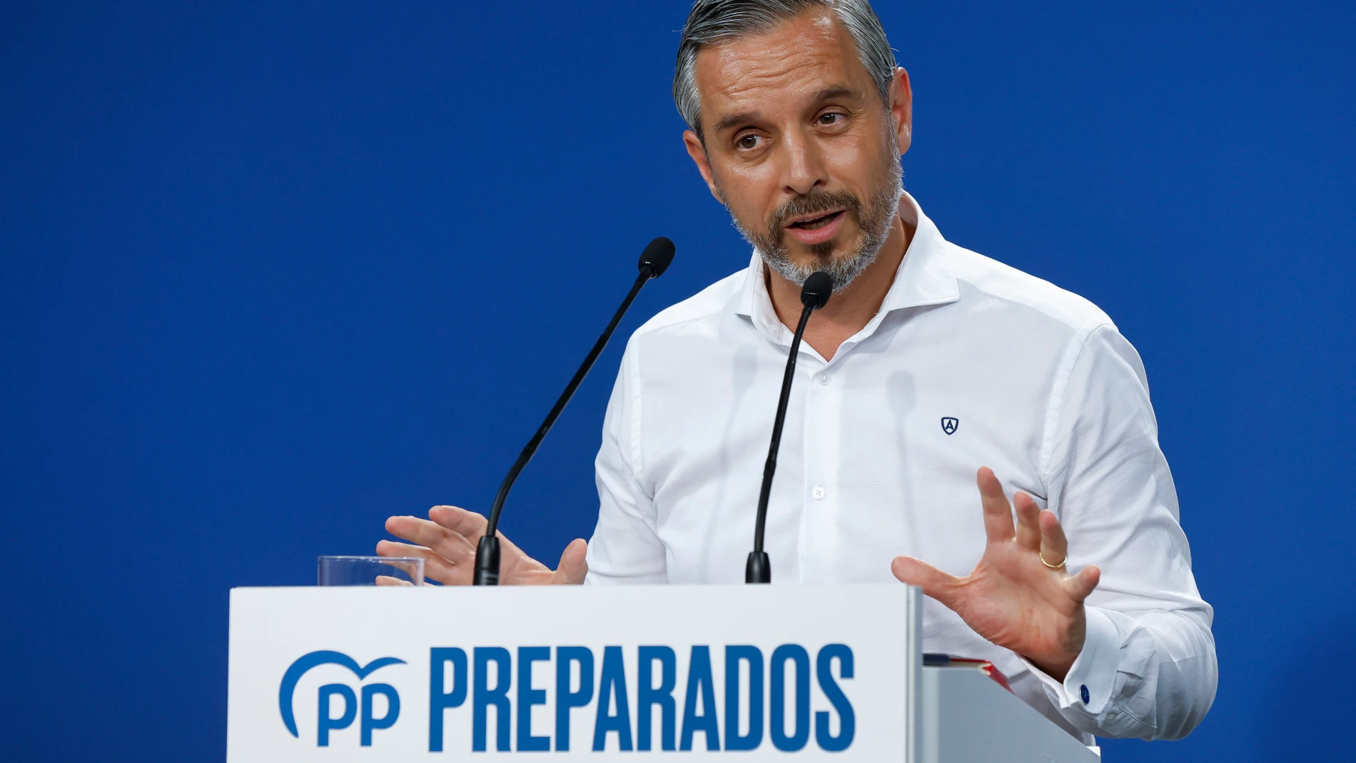 El vicesecretario de Economía del Partido Popular, Juan Bravo, durante su intervención en la rueda de prensa en la sede nacional del partido, este lunes en Madrid. EFE/ Chema Moya
