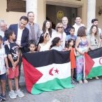 El presidente de la Diputación de Valladolid, Conrado Íscar, con los niños saharuis que pasan el verano en la provincia y sus familias de acogida