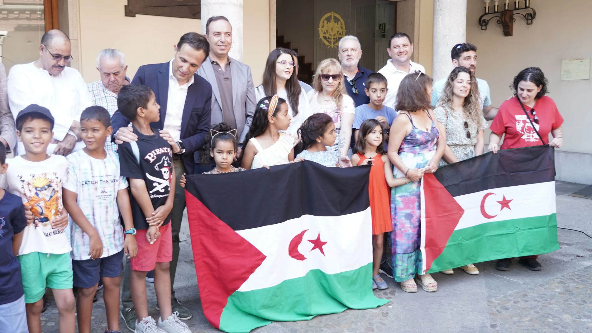 El presidente de la Diputación de Valladolid, Conrado Íscar, con los niños saharuis que pasan el verano en la provincia y sus familias de acogida