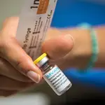 Una trabajadora sanitaria prepara una dosis de Imvanex en París