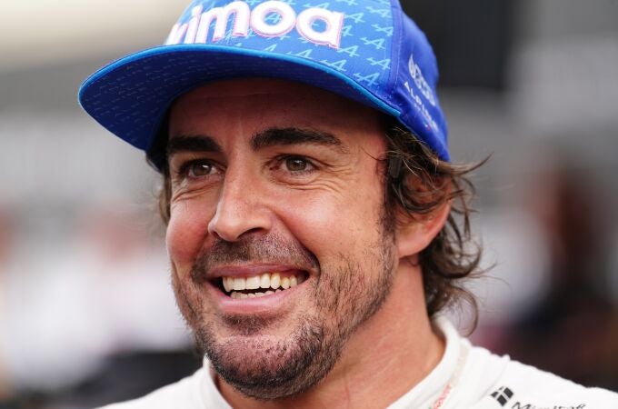 FILED - 23 April 2022, Italy, Imola: Spanish F1 driver Fernando Alonso of team Alpine smiles after the Grand Prix of Emilia-Romagna race. Fernando Alonso, a two-time world champion, will join Aston Martin to replace the departing Sebastian Vettel from next season, the British Formula One team said Monday. Photo: David Davies/PA Wire/dpa (Foto de ARCHIVO) 23/04/2022 ONLY FOR USE IN SPAIN