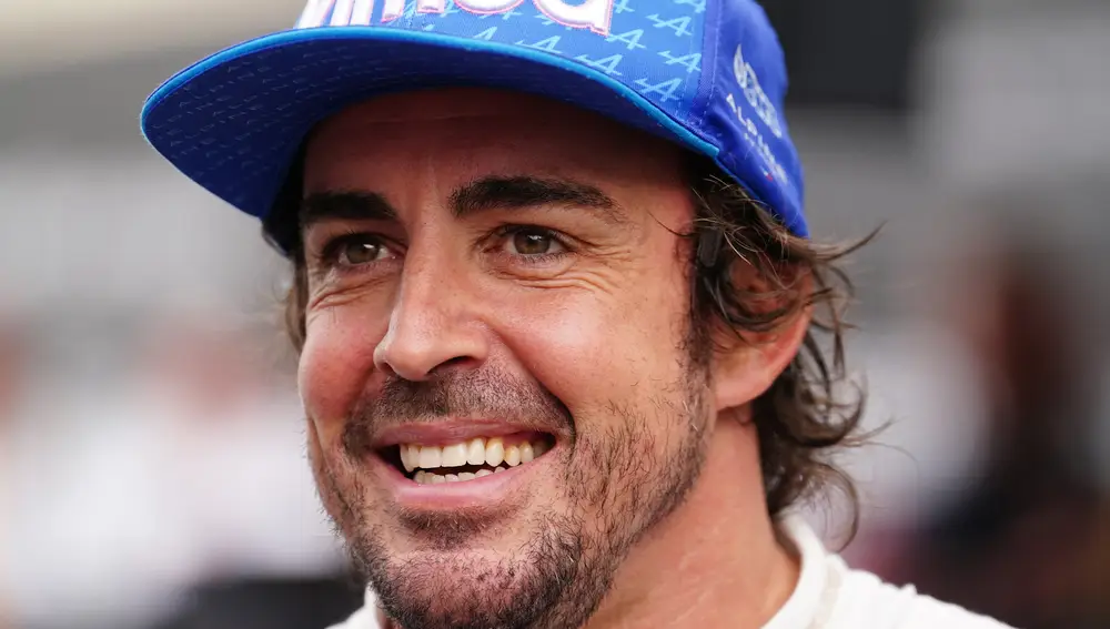 FILED - 23 April 2022, Italy, Imola: Spanish F1 driver Fernando Alonso of team Alpine smiles after the Grand Prix of Emilia-Romagna race. Fernando Alonso, a two-time world champion, will join Aston Martin to replace the departing Sebastian Vettel from next season, the British Formula One team said Monday. Photo: David Davies/PA Wire/dpa (Foto de ARCHIVO) 23/04/2022 ONLY FOR USE IN SPAIN