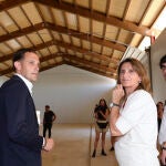 La vicepresidenta y ministra para la Transición Ecológica y el Reto Demográfico, Teresa Ribera, en la imagen con Conrado Íscar, alcalde de Matapozuelos y presidente de la Diputación de Valladolid,, visita este lunes en Matapozuelos (Valladolid) la ampliación de una bodega, uno de los proyectos del estudio de arquitectura ML, participante del programa Campus Rural. EFE/ Nacho Gallego