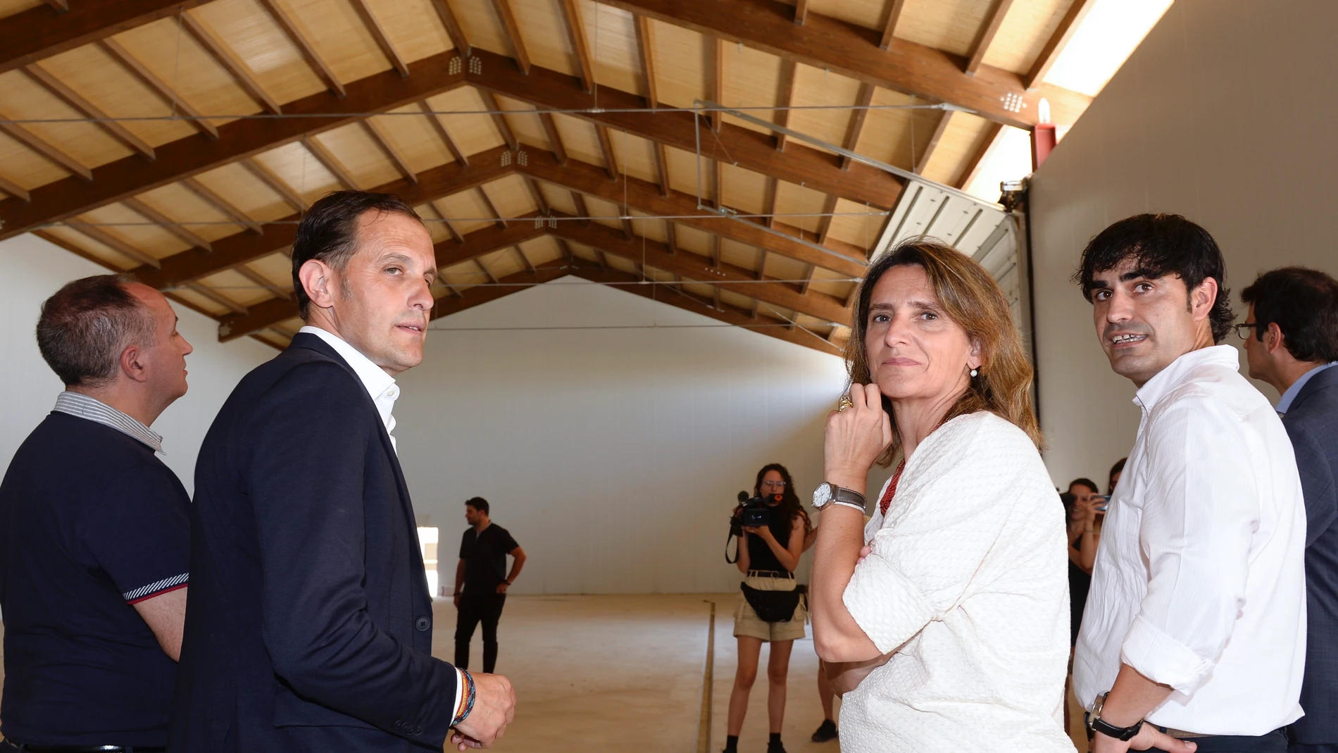 La vicepresidenta y ministra para la Transición Ecológica y el Reto Demográfico, Teresa Ribera, en la imagen con Conrado Íscar, alcalde de Matapozuelos y presidente de la Diputación de Valladolid,, visita este lunes en Matapozuelos (Valladolid) la ampliación de una bodega, uno de los proyectos del estudio de arquitectura ML, participante del programa Campus Rural. EFE/ Nacho Gallego