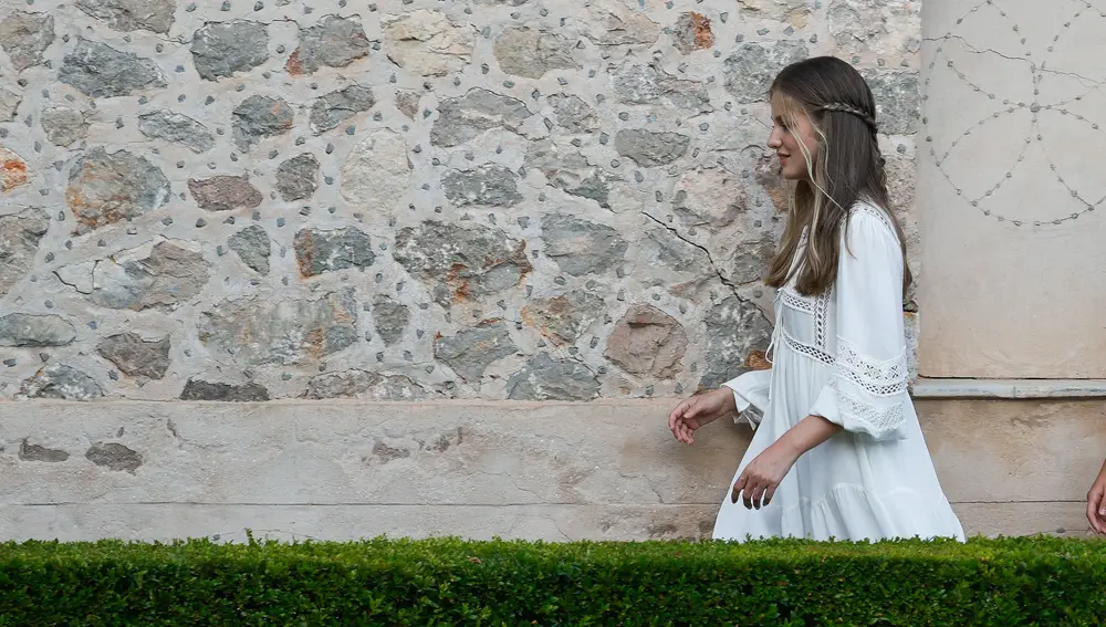 La princesa Leonor visita la Cartuja de Valldemossa como parte de sus vacaciones, este lunes en Valldemossa, Mallorca. EFE/ Ballesteros