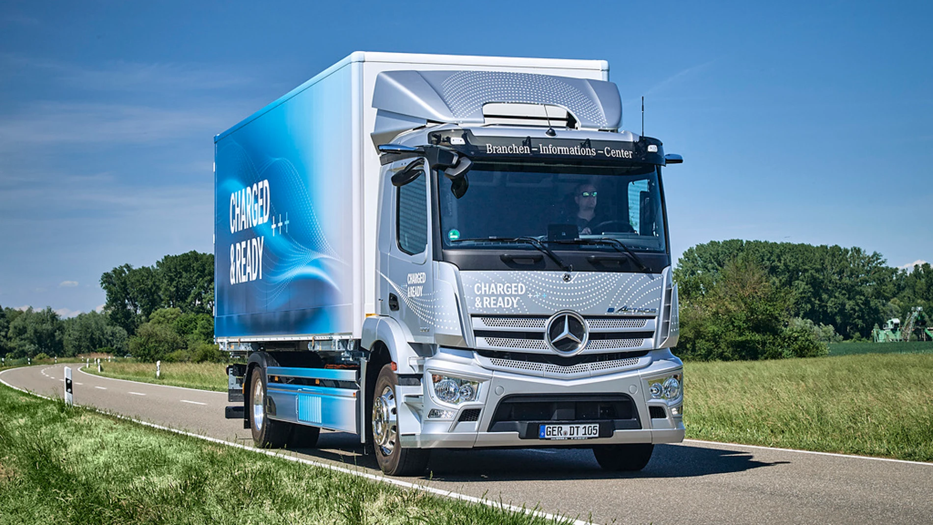 Mercedes-Benz Trucks España ha firmado en Valencia el primer pedido que se realiza en España de un eActros
con los gestores de la empresa AtienzaTrans Hnos.