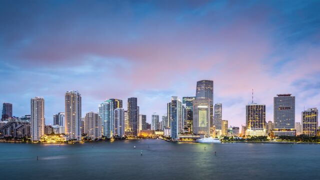 Vista panorámica de Miami, con sus icónicos rascacielos a orillas del mar
