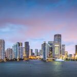 Vista panorámica de Miami, con sus icónicos rascacielos a orillas del mar