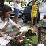 Una mujer deposita un ramo de flores en lugar donde fue asesinado Alika Ogorchukwu en Civitanova
