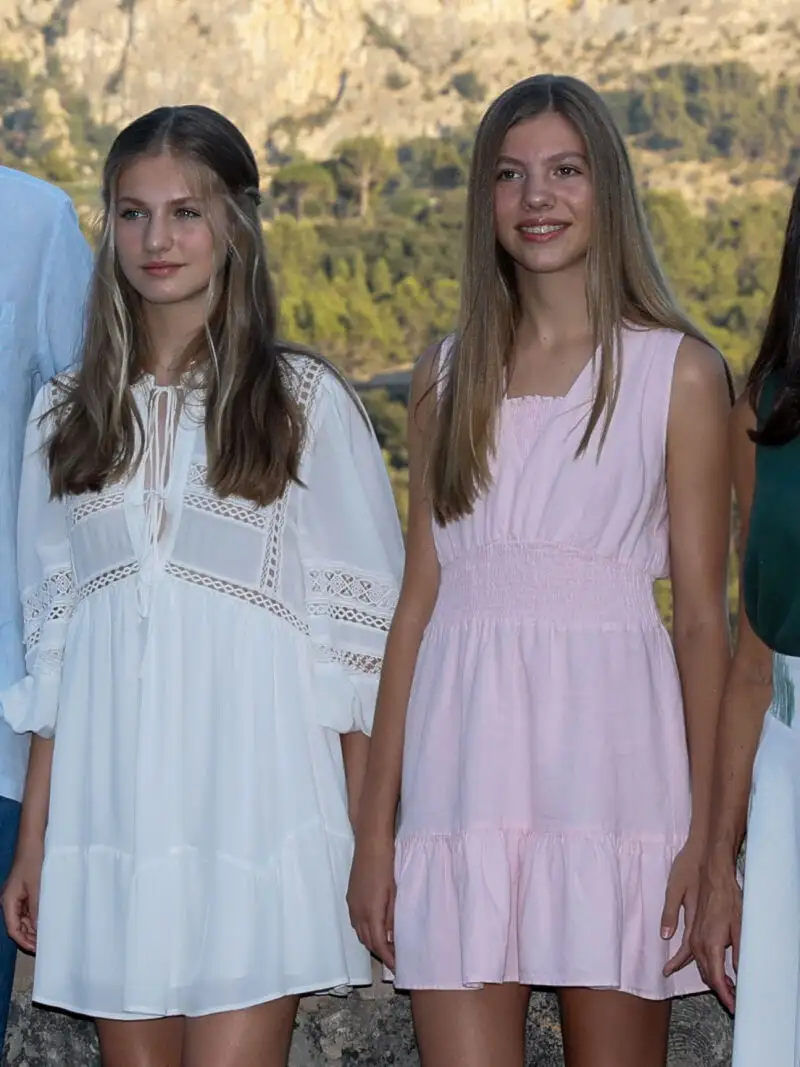 VALLDEMOSSA (MALLORCA), 01/08/2022.- La princesa Leonor (i) y la infanta Sofía (d) visitan la Cartuja de Valldemossa como parte de sus vacaciones, este lunes en Valldemossa, Mallorca. EFE/ Ballesteros