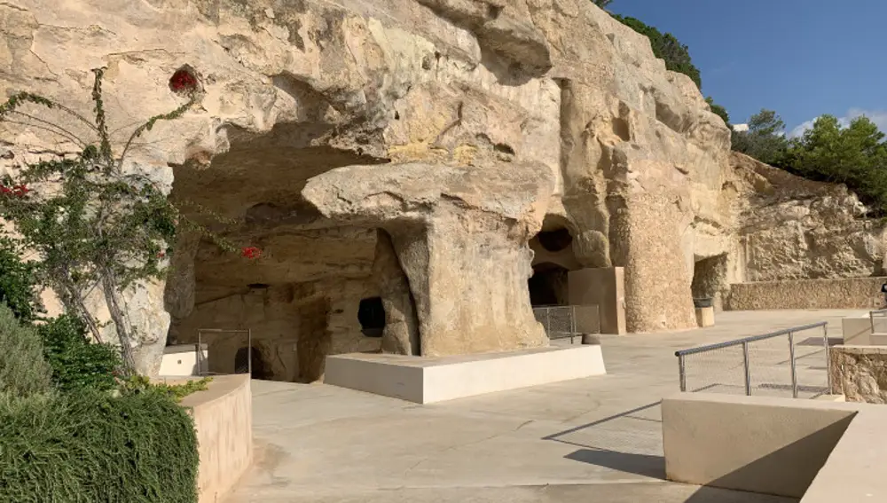 Exterior de la cueva con acceso al muelle privado.