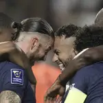 Sergio Ramos y Neymar celebran uno de los goles del PSG en la Supercopa de Francia