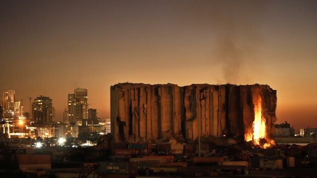 Los silos del bloque norte del puerto de Beirut, que fueron destruidos por una gran explosión en 2020, se han incendiado debido a los granos fermentados