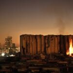 Los silos del bloque norte del puerto de Beirut, que fueron destruidos por una gran explosión en 2020, se han incendiado debido a los granos fermentados