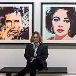 Johnny Depp posa junto a los retratos de Keith Richards y Elizabeth Taylor.