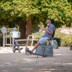 Una persona mayor hace ejercicio en un parque de Vallecas