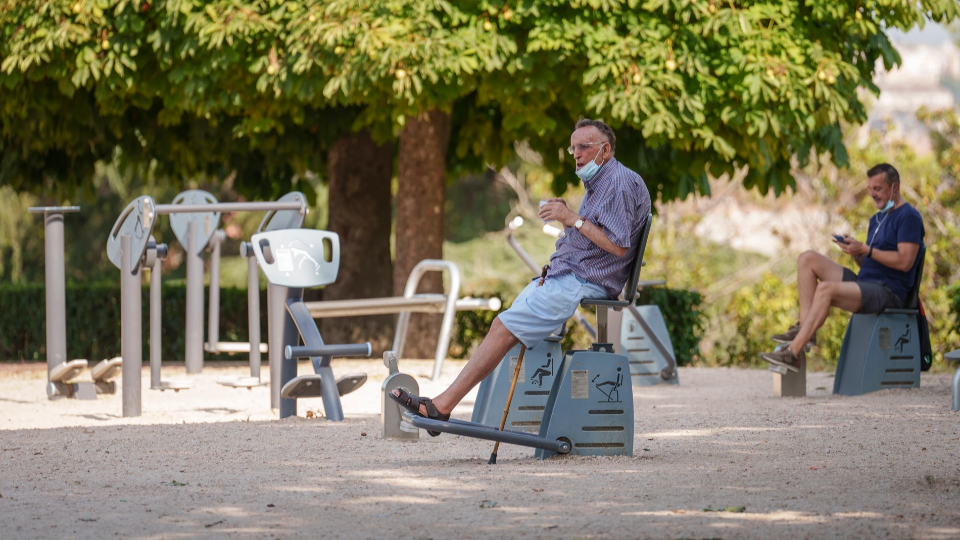 Una persona mayor hace ejercicio en un parque de Vallecas