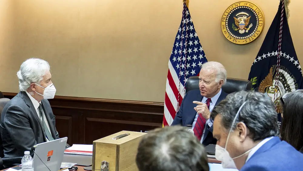 El presidente Joe Biden reunido con el director de la CIA William Burns, a la izquierda, y otros asesores de la CIA y de Seguridad Nacional sobre los líderes de Al Qaeda y su localización, el 1 de julio de 2022, en la Sala de Situación de la Casa Blanca