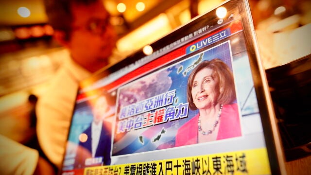 Taipei (Taiwan), 02/08/2022.- A resident watches a news about the expected visit of US House Speaker Nancy Pelosi, in Taipei, Taiwan, 02 August 2022. Several Taiwan media outlets reported Nancy Pelosi was set to visit Taiwan on 02 August. (Estados Unidos) EFE/EPA/RITCHIE B. TONGO