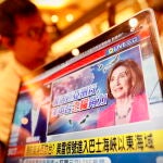 Taipei (Taiwan), 02/08/2022.- A resident watches a news about the expected visit of US House Speaker Nancy Pelosi, in Taipei, Taiwan, 02 August 2022. Several Taiwan media outlets reported Nancy Pelosi was set to visit Taiwan on 02 August. (Estados Unidos) EFE/EPA/RITCHIE B. TONGO