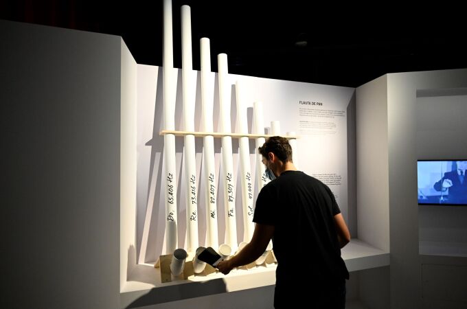 Una gran flauta de pan en la exposición interactiva "Play. Ciencia y Música", en la Ciudad de las Artes y las Ciencias.