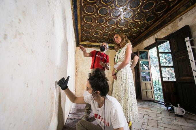 Rocío Díaz visita los trabajos de restauración de las Salas de las Frutas. PATRONATO DE LA ALHAMBRA Y GENERALIFE