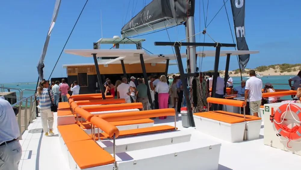El catamarán es un nuevo atractivo para la costa gaditana