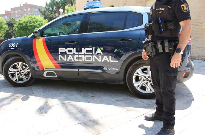 Los hechos ocurrieron este sábado, sobre las nueve y media de la mañana, cuando los policías fueron comisionados por la Sala del 091 para que acudiesen a una calle del distrito valenciano de Marítim